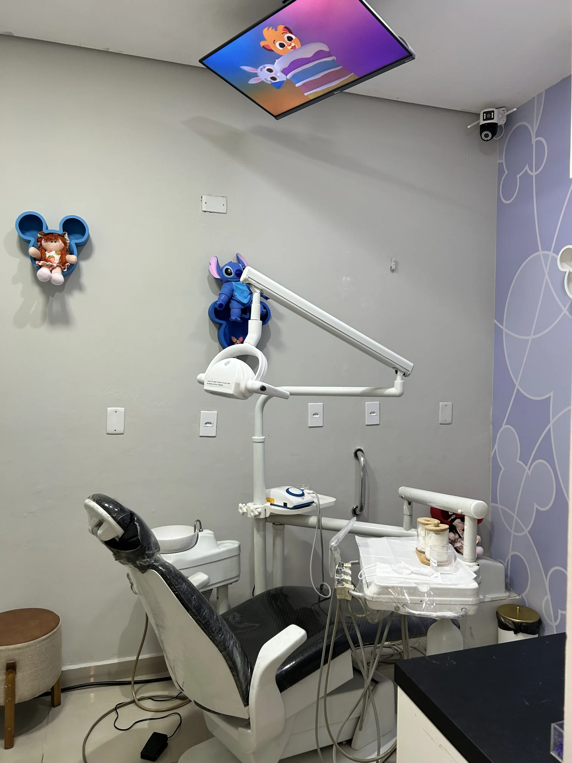 Consultório odontológico com cadeira e refletor